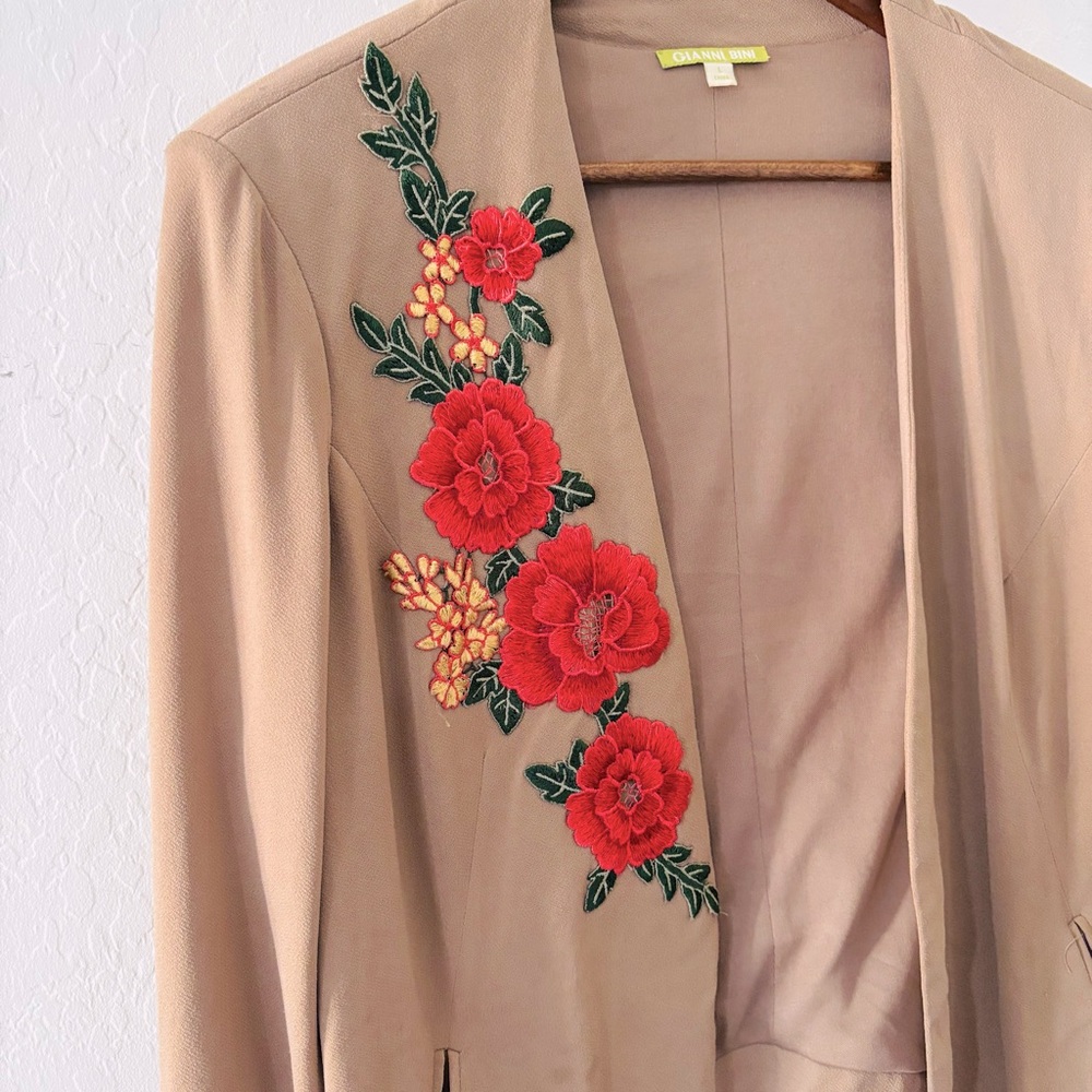 Gianni Bini Tan Blazer‎ Red Floral Embroidery Stretchy Large Lightweight - Picture 3 of 8